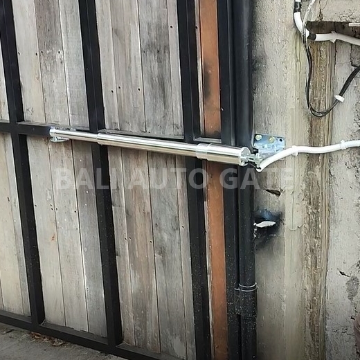 Pintu Otomatis dengan Access Control di Bali
